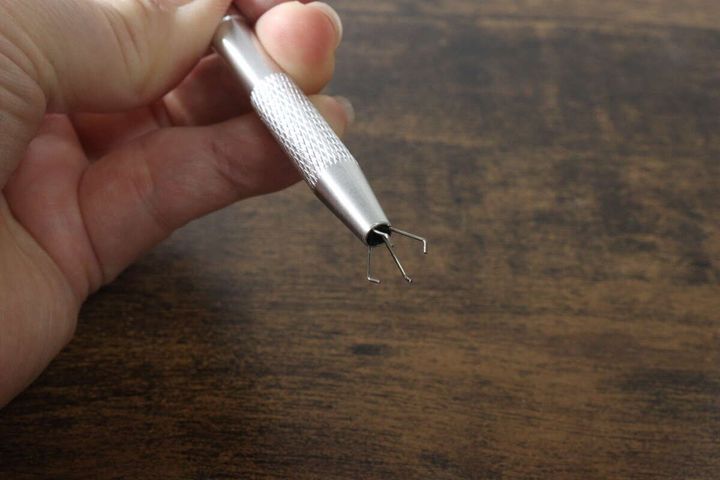 指でノックして先端からワイヤー状のアームが出た状態