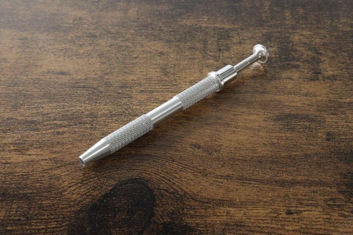 シルバーのペン型ネイルアートスポンジキャッチャー本体