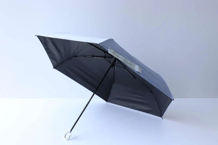 広げられた黒い晴雨兼用折りたたみ傘