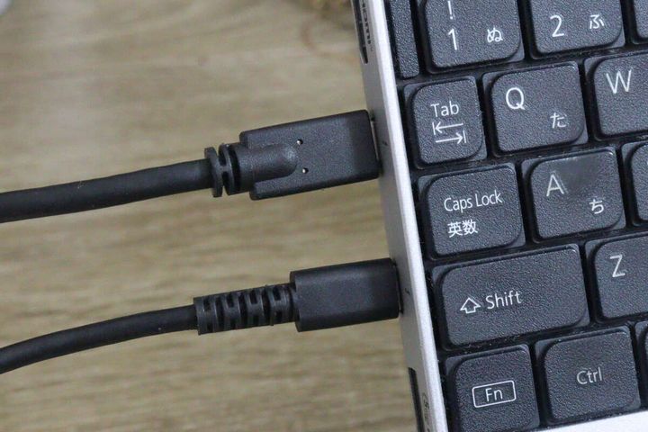 ノートパソコンの側面に2本のUSB Type-Cケーブルが接続されている