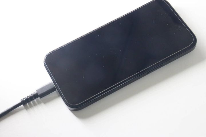 黒いスマートフォンにUSB Type-Cケーブルが接続されている
