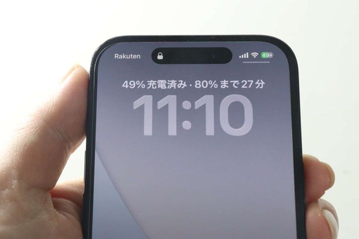 スマートフォン画面に49%充電済み、80%まで27分と表示