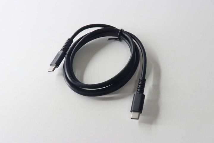 白い背景に黒いUSB Type-C充電・転送ケーブルが巻かれている