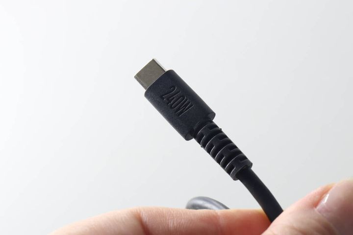 指で持ったUSB Type-Cケーブルのコネクタ部分、240Wの印字