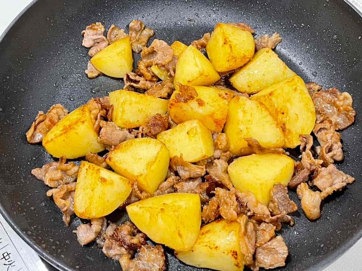 牛肉とホクホク新じゃがのコク旨オイスター炒め