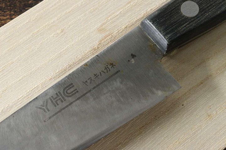 サビが付着した包丁の刃の表面。「YHC ヤスキハガネ」の刻印が見える