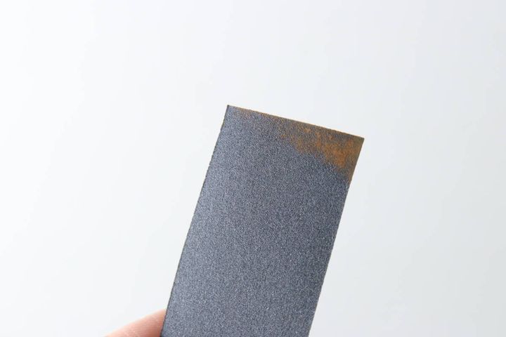 空研ぎで削りかすが付着し、目詰まりしているサンドペーパーのアップ