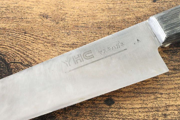 サビが綺麗に落ち、光沢を取り戻した包丁の刃の表面のアップ