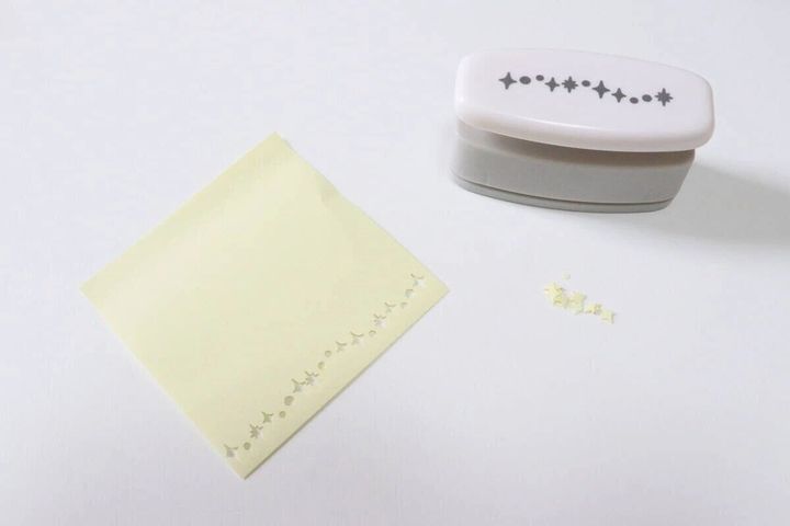 星模様にカットされた黄色い紙とクラフトパンチ