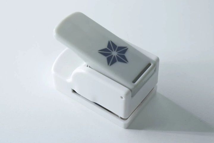 星型のエンボス加工ができる白いクラフトパンチ