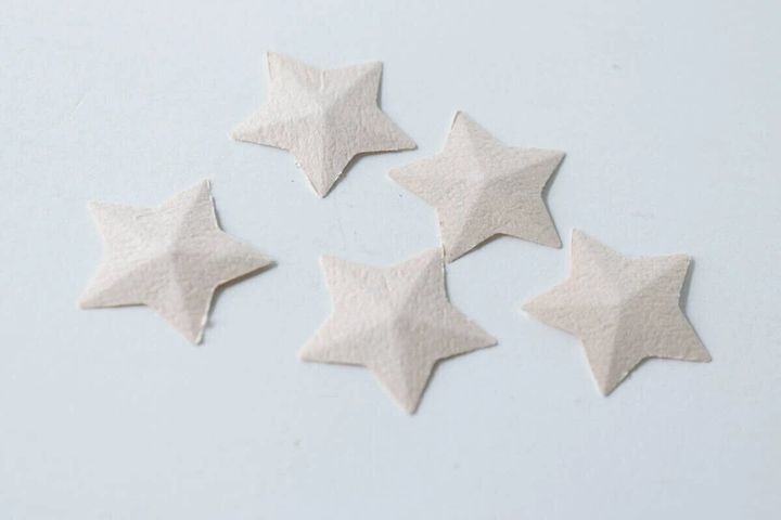 エンボス加工で立体的に作られた星型の紙パーツ5つ