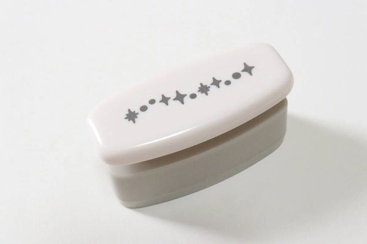 星と点の連続模様が描かれた白いクラフトパンチ
