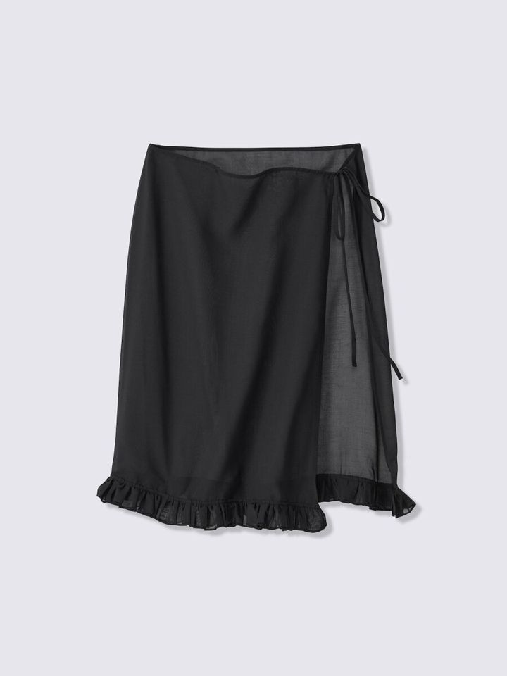 黒いフリル付きシアーラップスカートを平置きした様子