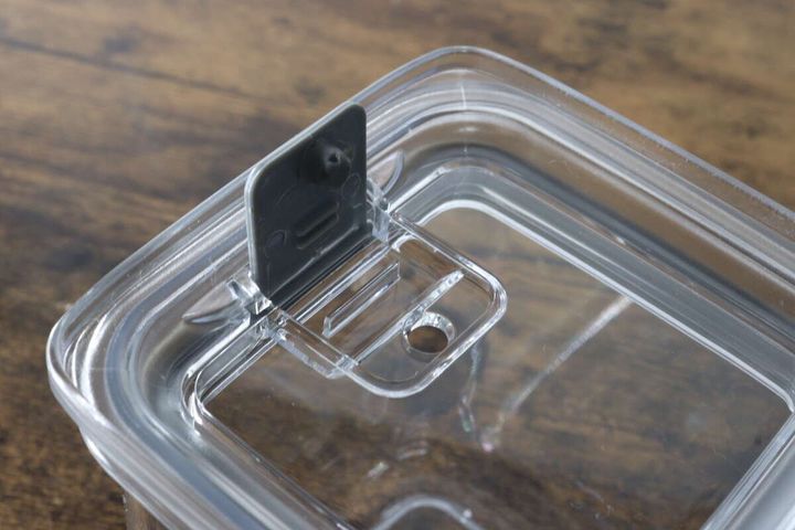 密閉容器のフタ裏側にあるグレーのプッシュボタン部分が持ち上がり、開閉構造が見える