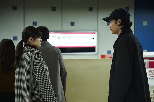 ある殺人事件の容疑者の息子と被害者の娘が事件の謎を追う(『白鳥とコウモリ』) [c]2026「白鳥とコウモリ」製作委員会