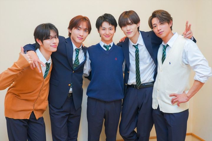 ドラマ『修学旅行で仲良くないグループに入りました２』に出演する（左から）福田歩汰、桜木雅哉、藤本洸大、簡秀吉、清水海李 （C）ABCテレビ width=