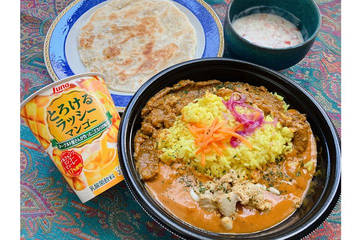 （写真・右上）エリックサウスさんのレシピでヨーグルトソース「ライタ」も用意して途中で混ぜながら食べていく♪