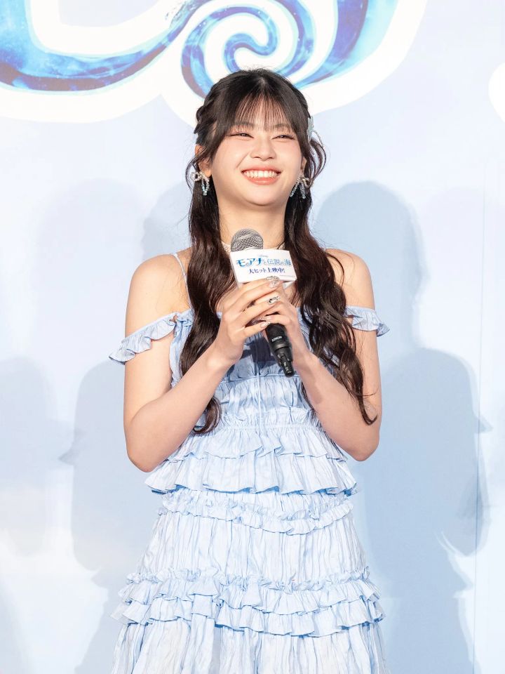 笑顔を見せるRINON