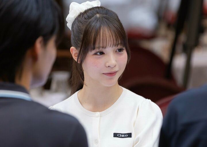 かわいすぎるダレノガレ明美の姪、パリの街並みに合うミニスカートファッションに