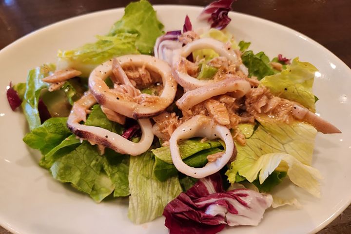 サッと加熱したイカを生野菜と合わせて、夏らしいサラダに。オリーブ油のドレッシングをかけるとスルメイカに含まれるビタミンEの吸収もアップします。
