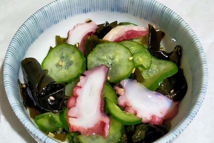 タコ、キュウリ、ワカメの酢の物。暑さで食欲がないときも酢とショウガでさっぱり食べられます。