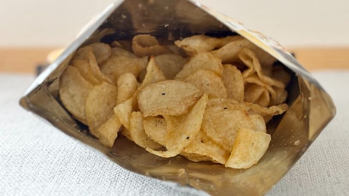 ポテチなのに「米のおかずになる系」！？【ファミマ限定】商品がハマる味