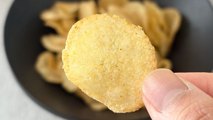 ポテチなのに「米のおかずになる系」！？【ファミマ限定】商品がハマる味