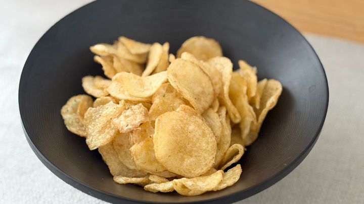 ポテチなのに「米のおかずになる系」！？【ファミマ限定】商品がハマる味
