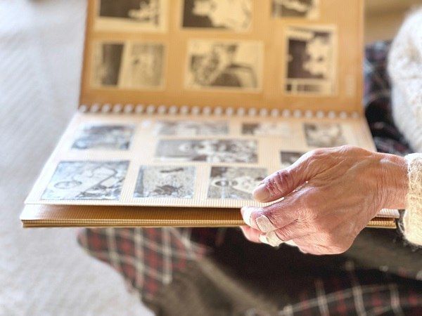 4.思い出話に付き合うと、捨てる決心がつくことも