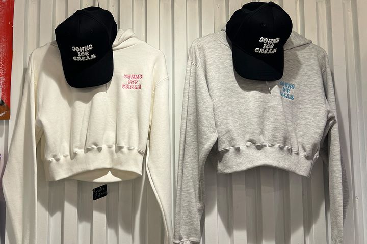 「クロップドパーカー」9000円 「キャップ」5500円