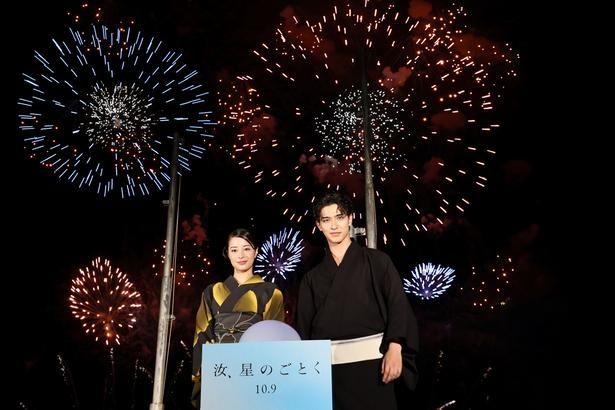 【写真を見る】おんまく花火大会に浴衣姿で登場した横浜流星と広瀬すず [c]2026「汝、星のごとく」製作委員会 [c]凪良ゆう／講談社ゆう／講談社