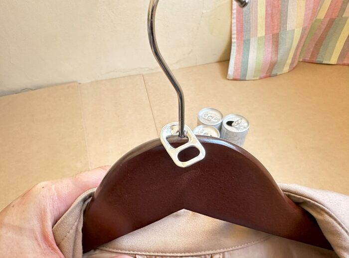 この手があったか！空き缶の『プルタブ』が便利グッズに♪洋服の収納にまさかの大活躍