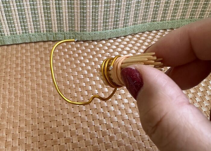 【少しだけのお花をキレイに飾る裏ワザ】家にあるモノを活用！お花がばらけません♪