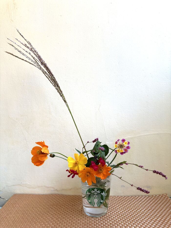 【少しだけのお花をキレイに飾る裏ワザ】家にあるモノを活用！お花がばらけません♪