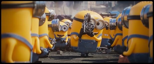 ボス探しを中断して映画作りに心奪われるミニオンたちがかわいい！(『ミニオンズ＆モンスターズ』) [c] Universal Studios. All Rights Reserved. 