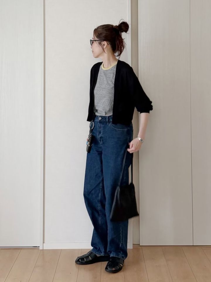 〈着用アイテム〉 カーディガン／Curensology タンクトップ／ROKU デニムパンツ／UNIQLO サンダル／Paraboot バッグ／Aeta メガネ／JINS キーホルダー／ITTI