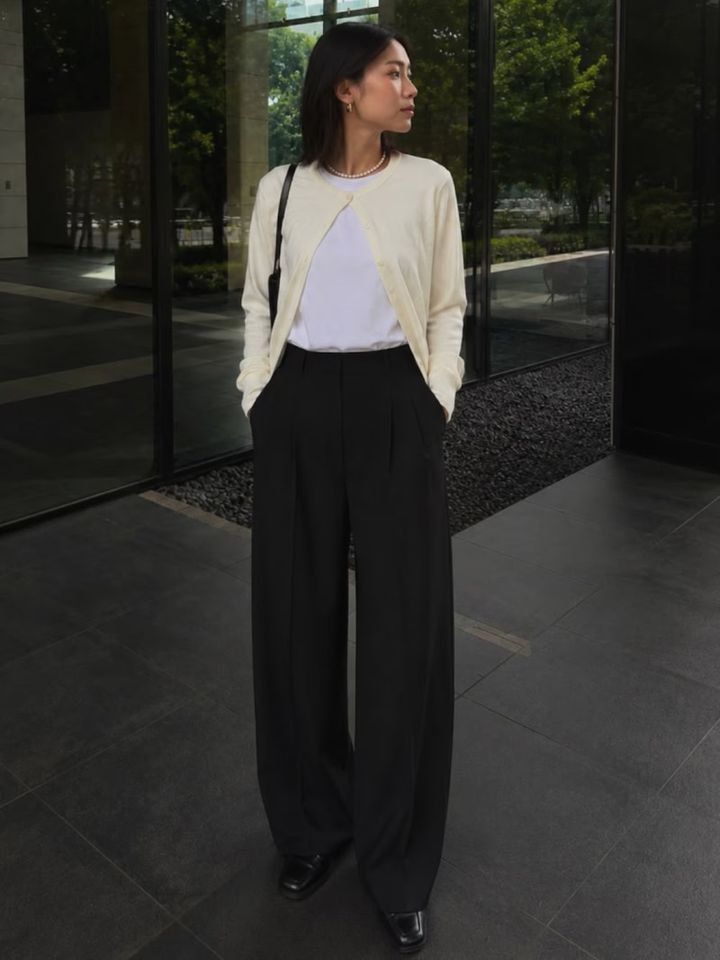 〈着用アイテム〉 カーディガン／UNIQLO Tシャツ／UNIQLO パンツ／UNIQLO ピアス／E&C closet ネックレス／E&C closet