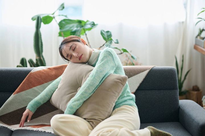 ソファで眠る女性