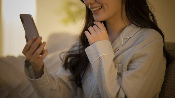 スマホを見る女性
