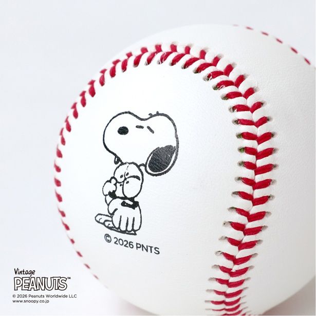 「PEANUTS サインボール」(1870円)の表面にあるスヌーピーの刻印 (C) 2026 Peanuts Worldwide LLC