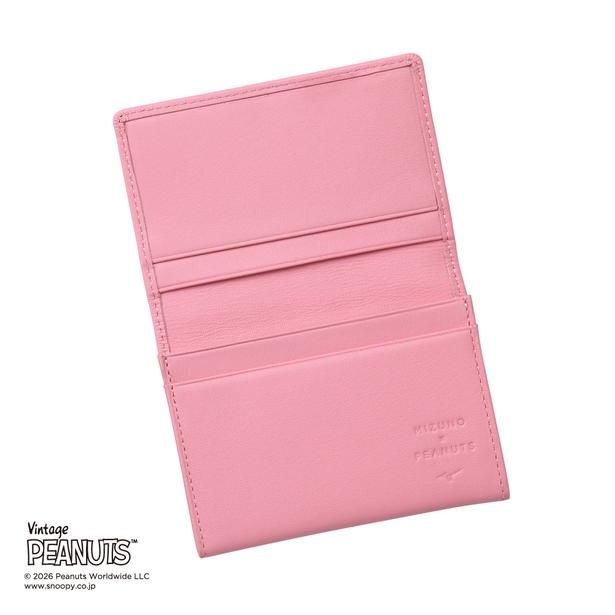 「PEANUTS カードケース(名刺入れ)」(1万1330円)。ケースを開くとこんな感じ。「MIZUNO×PEANUTS」の刻印も！ (C) 2026 Peanuts Worldwide LLC