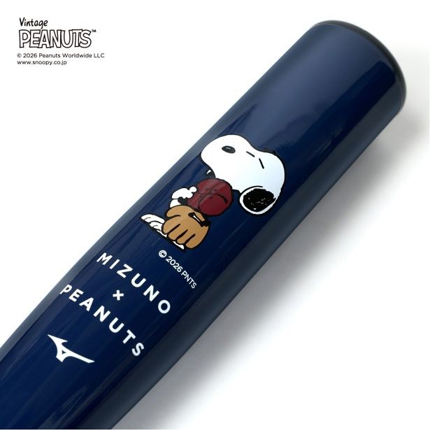 「PEANUTS 小学生用軟式金属バット」(1万8700円)の裏面。バットを握ったときにスヌーピーが正面を向くよう、あえて長手方向に配置 (C) 2026 Peanuts Worldwide LLC