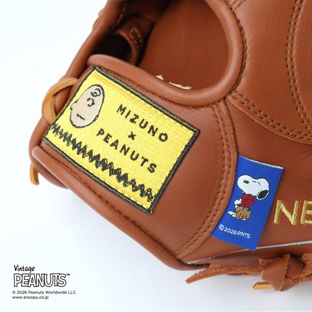 「PEANUTS ジュニア軟式グラブ」(4万2900円)。ベルト部分にはチャーリー・ブラウンとMIZUNO×PEANUTSロゴの刺しゅうも！ (C) 2026 Peanuts Worldwide LLC