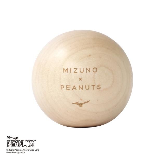 裏面に「 MIZUNO × PEANUTS」のロゴを刻印した「PEANUTS 木のボール」(3080円) (C) 2026 Peanuts Worldwide LLC