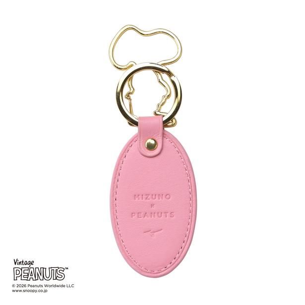 「PEANUTS キーホルダー」(7260円)。裏面には「MIZUNO×PEANUTS・BASEBALL」の文字を刻印 (C) 2026 Peanuts Worldwide LLC