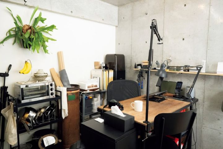 1階は、作業デスクを備えたワークスペース。コンクリート壁にはピーコンフックを用い、木片を載せて収納ラックに。コウモリランもお部屋のアクセント！