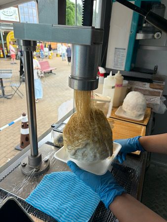 【茨城県笠間市】ラーメン屋「活龍道の駅かさま店」が夏限定の“羽衣かき氷”をキッチンカーで販売