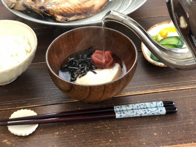 くずし梅と塩昆布のお吸い物