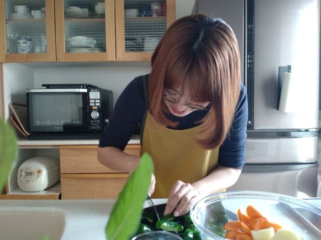 料理をする女性