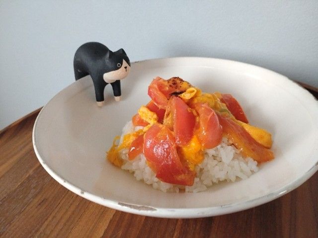 トマトと卵の鶏がら炒め丼
